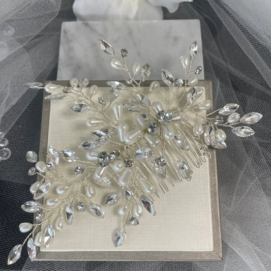 Elegant Bridal Hair Comb: Handmade with Diamantés and Pearls.