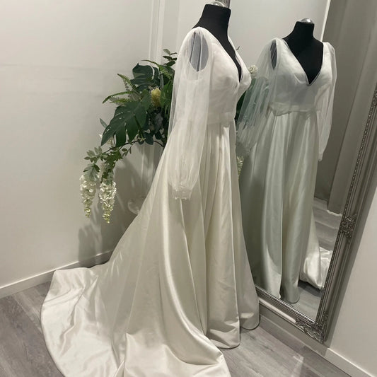 Estelle Lace Bolero Jacket – Refined Bridal Elegance.