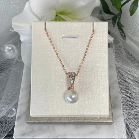 Fleur pearl mothers day necklace gold.