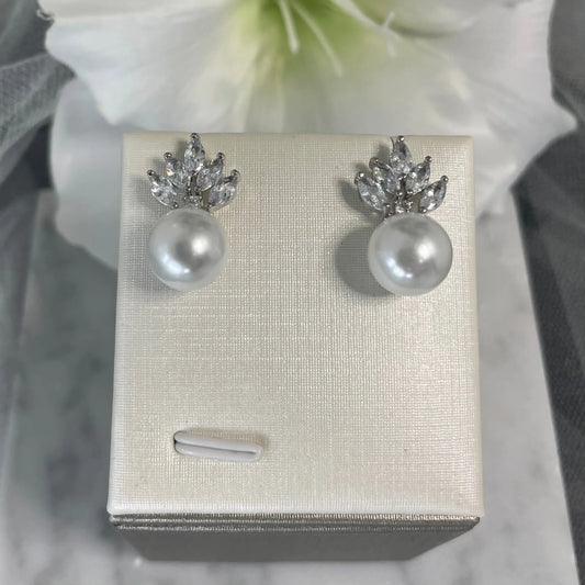 Hannah Crystal Pearl Stud Earrings: Timeless Elegance for Every Occasion.
