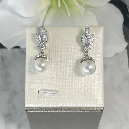 Levin Crystal Pearl Fashion Earrings: Elegance and Sophistication for Your Special Day.
