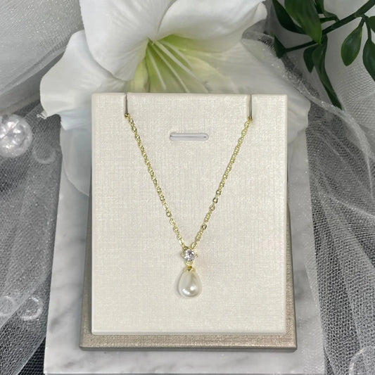 Luna The Princess Jewelry Crystal and pearl necklace.