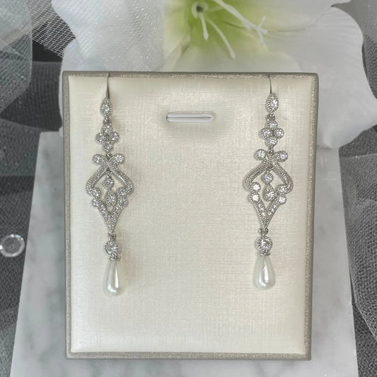 Maia pearl necklace and earring set for wedding: Indian Elegance & Classic Bridal Style.