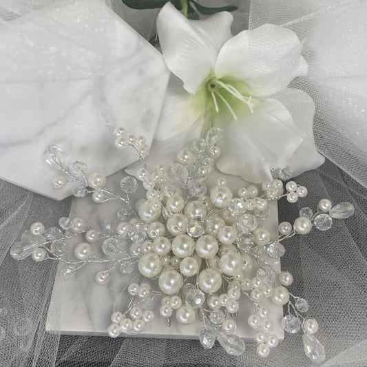 Mila Bridal Pearl Hair Comb: Crystal and Pearl Elegance.