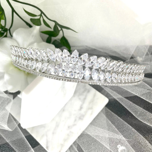 Pari Bridal Wedding Silver Tiara: Elegance and Sophistication in Silver.