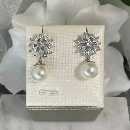 Pipa Pearl Flower Earrings: Inspired Elegance for Every Occasion.