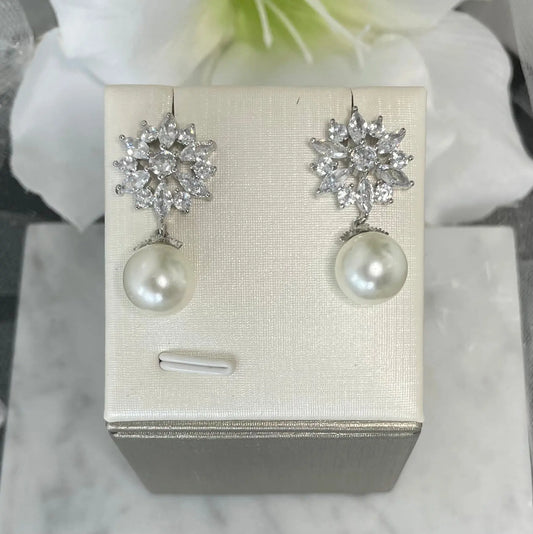 Pipa Pearl Flower Earrings: Inspired Elegance for Every Occasion.