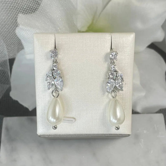 Sadie Crystal Pearl Earrings: Timeless Bridal Elegance.