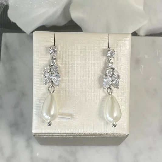 Sadie Crystal Pearl Earrings: Timeless Bridal Elegance.