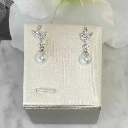 Selena Leaf-Designer Earrings – Pearl Elegance.