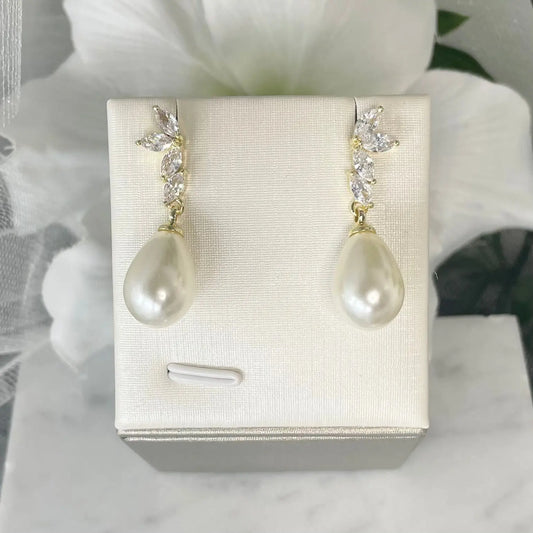 Zarina Leaf-Design Pearl Earrings – Bridal Jewelry Trend 2023.