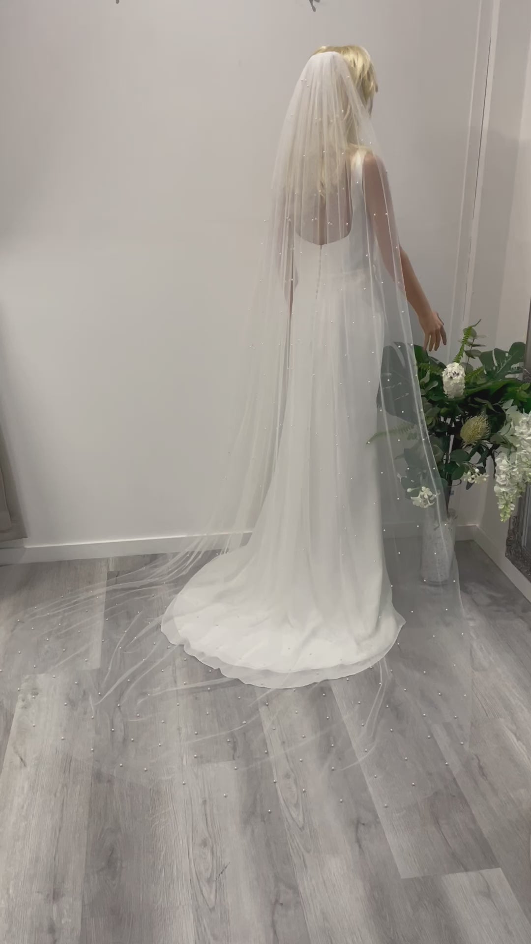Video of extra-long pearl bridal veil in motion – 2.5m soft tulle with scattered pearls