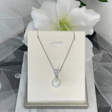 Brittany pearl necklace with drop pendant.