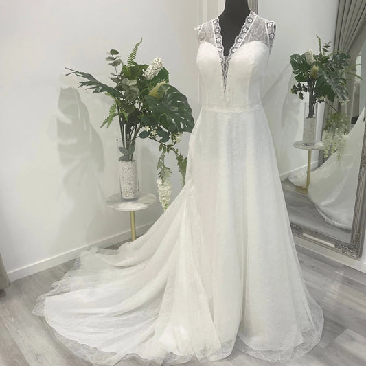 Boho lace wedding dress with romantic silhouette – Denise design