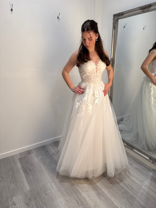Dua Wedding Dress with lace bodice, sweetheart neckline, and flowing tulle skirt – Divine Bridal Melbourne.