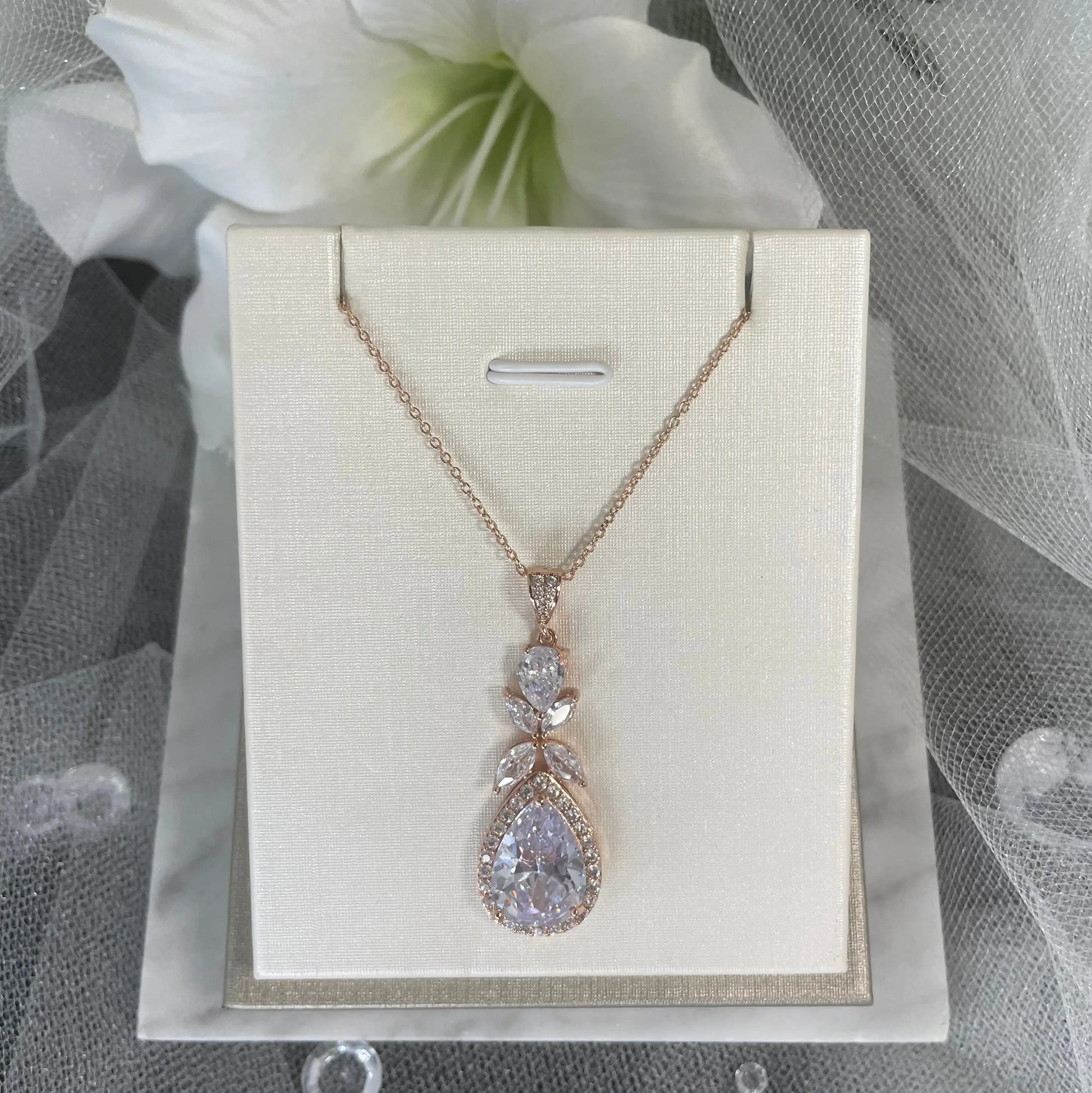 Ela Pendent Necklace.