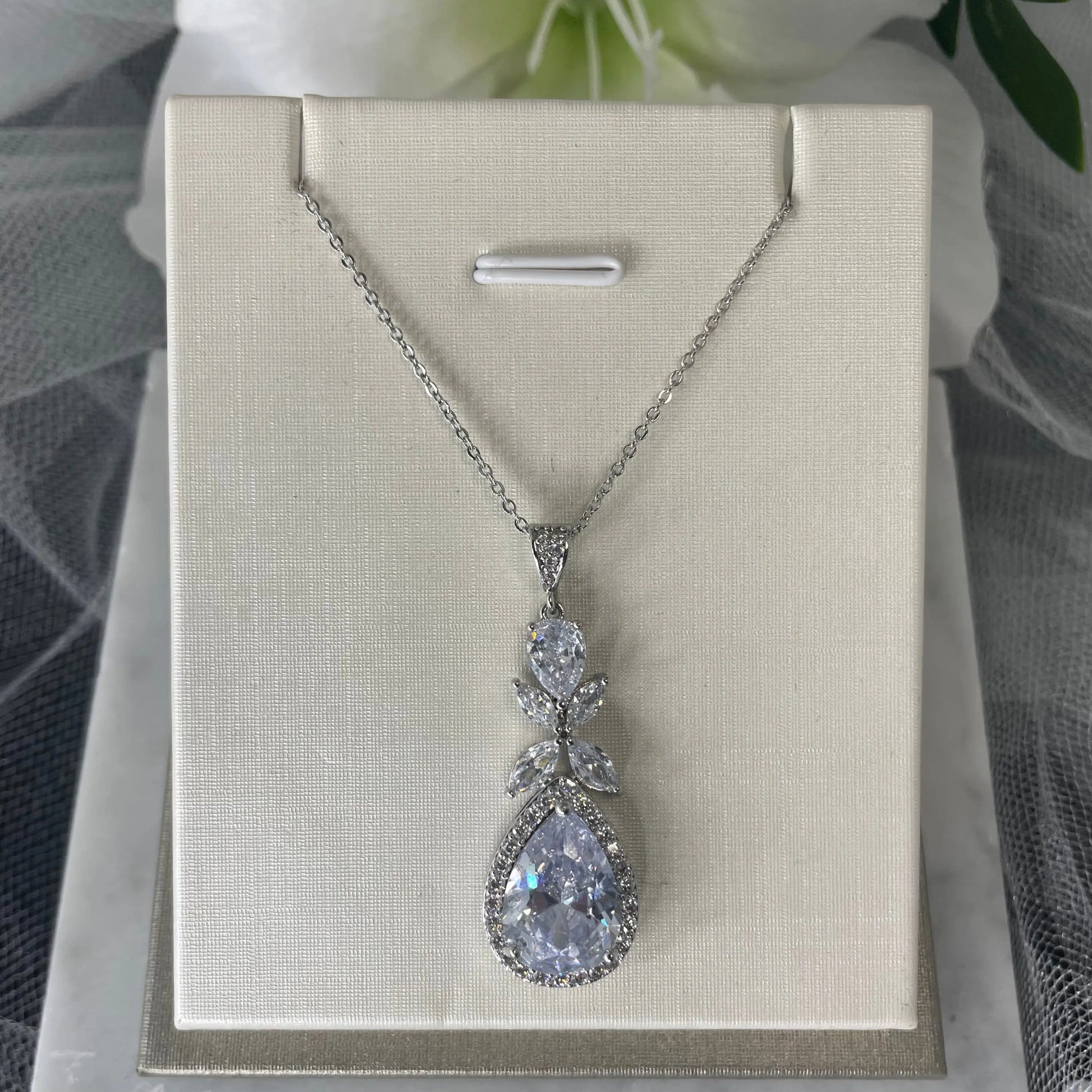 Ela Pendent Necklace & Earring Set.
