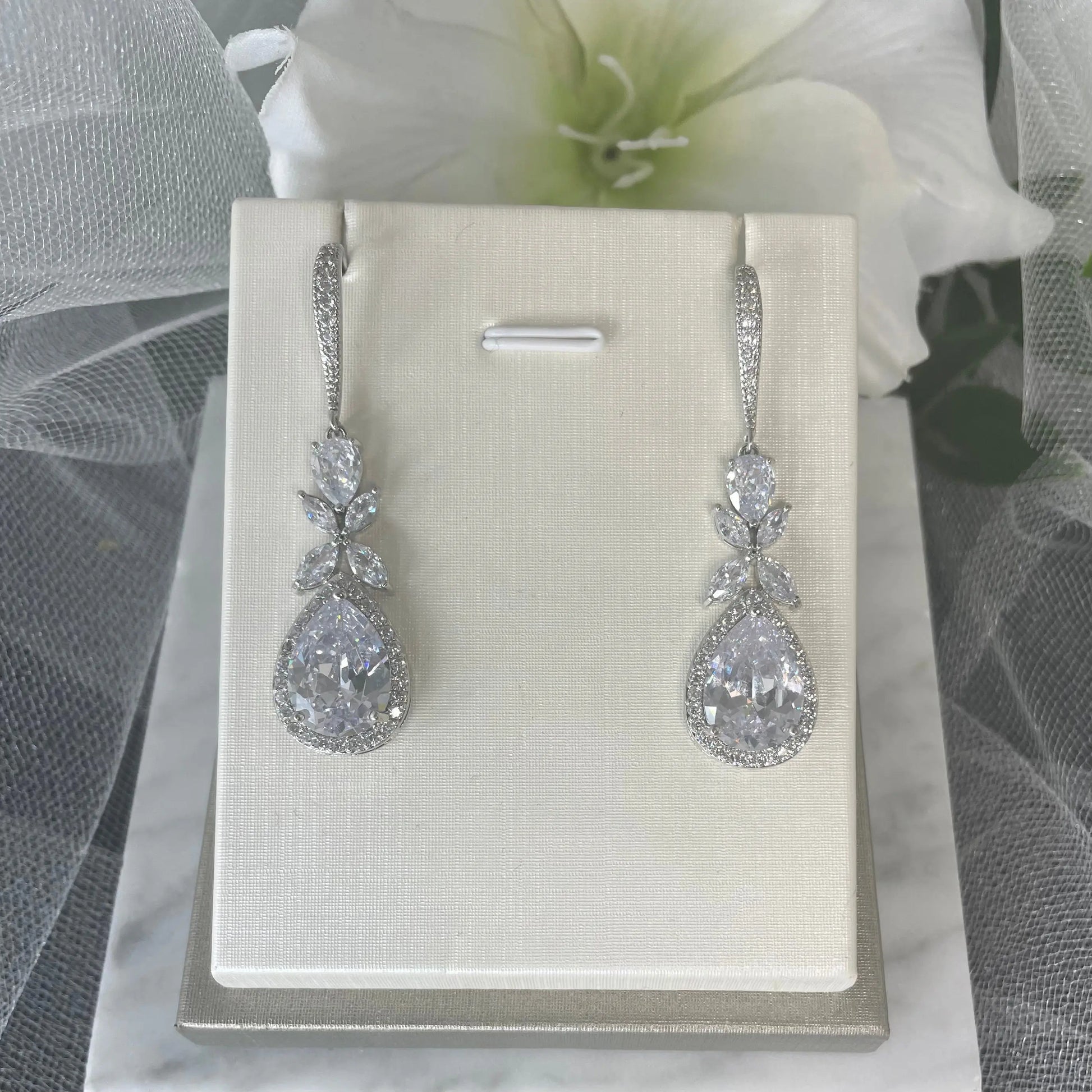 Ela Pendent Necklace & Earring Set.