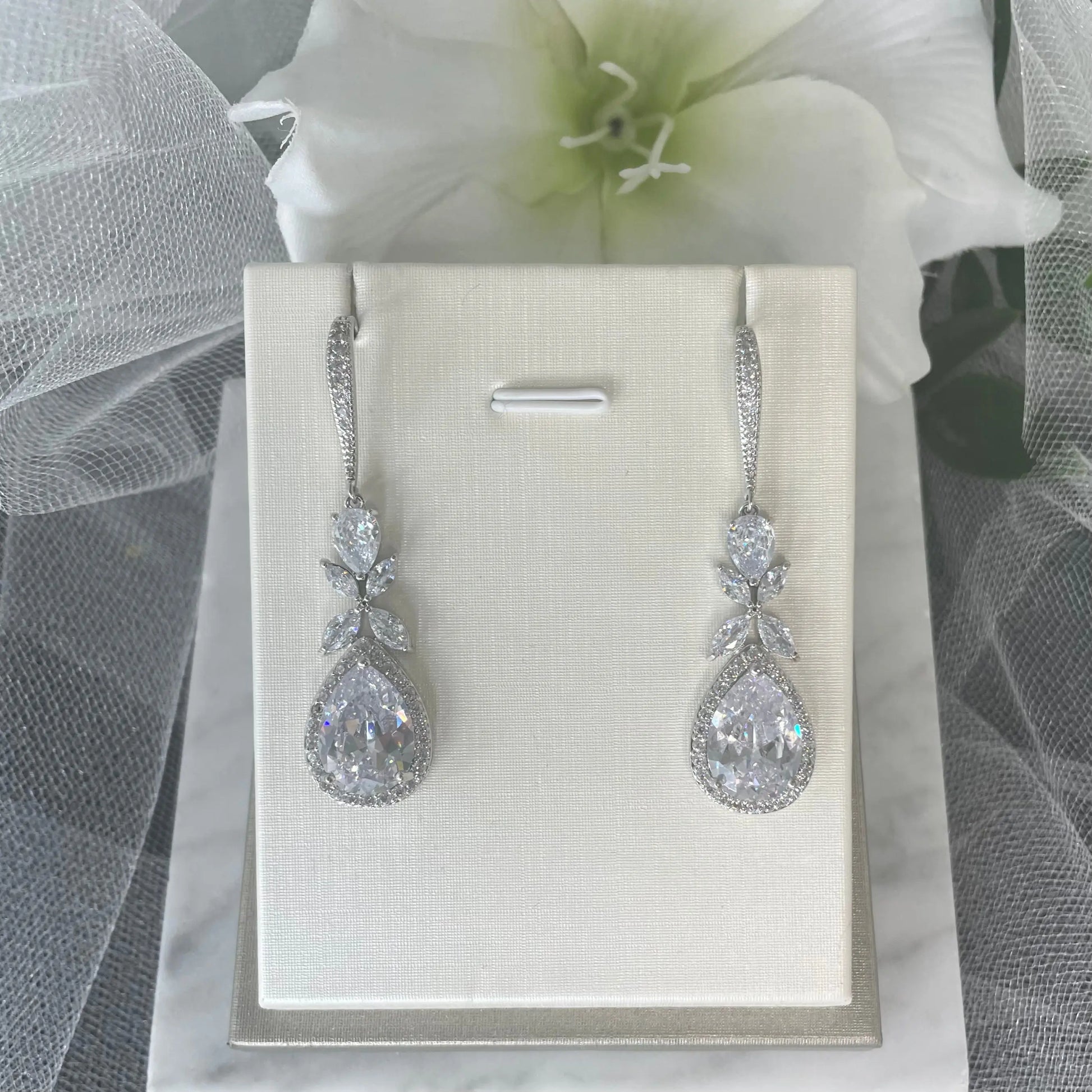Ela Pendent Necklace & Earring Set.