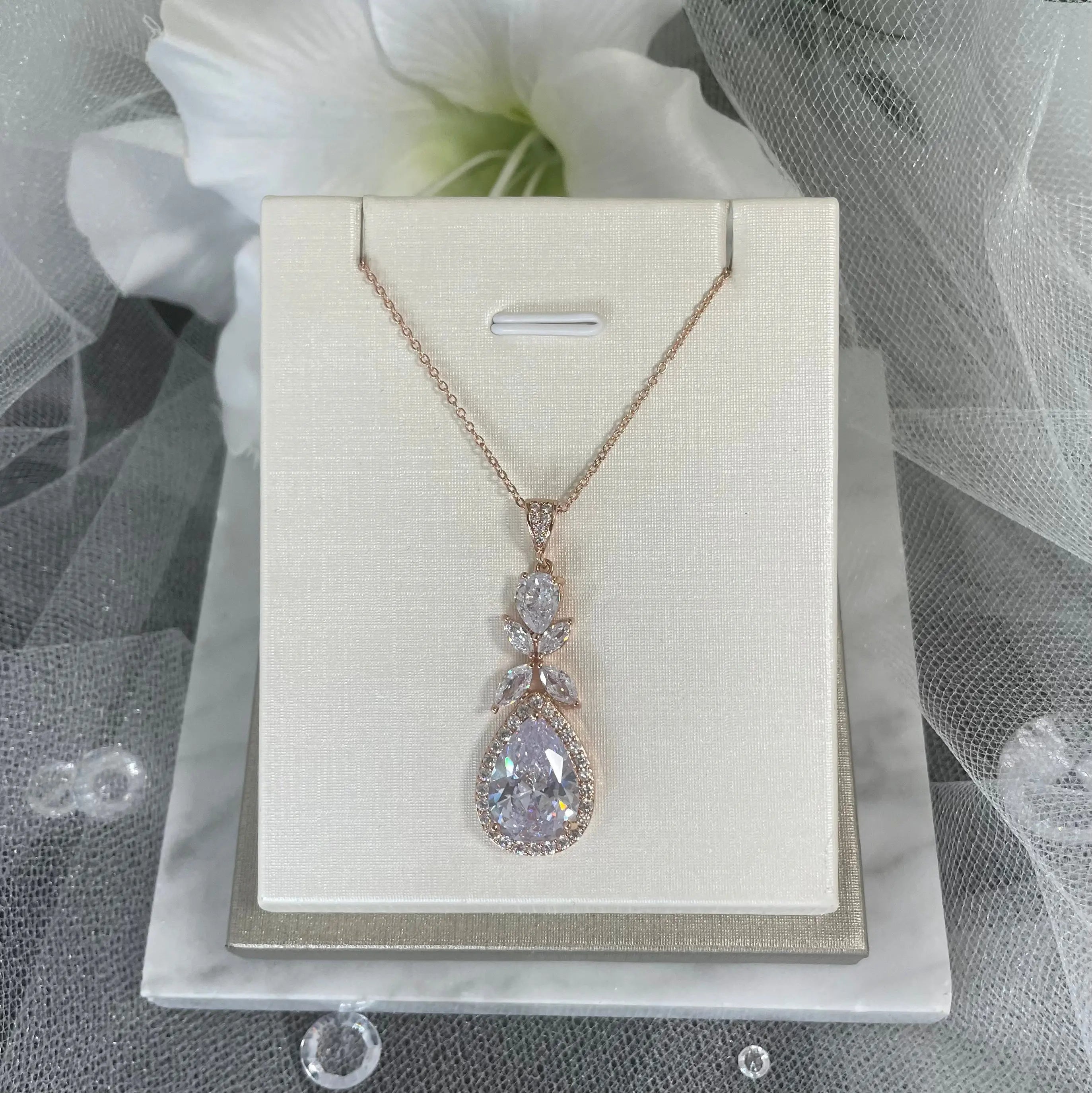 Ela Pendent Necklace.