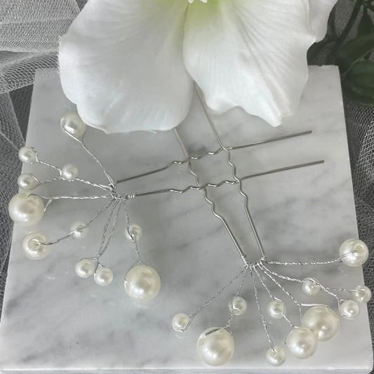 Elegant Bridal Pearl Hairpin: Delicate Accessory for Special Occasions.
