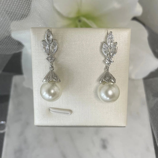 Elodie Crystal Pearl Earrings: Elegant Bridal Glamour.