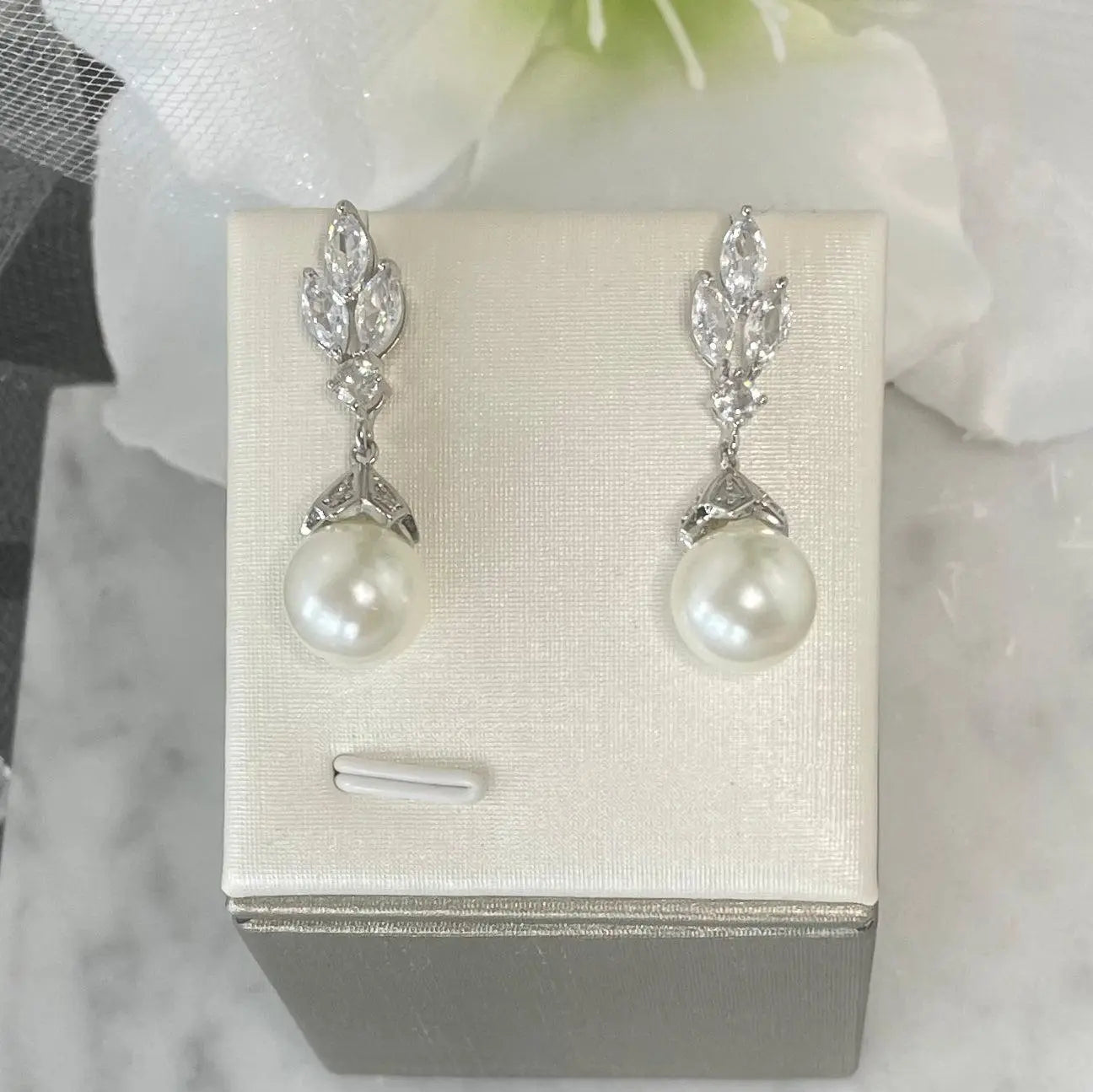 Elodie Crystal Pearl Earrings: Elegant Bridal Glamour.