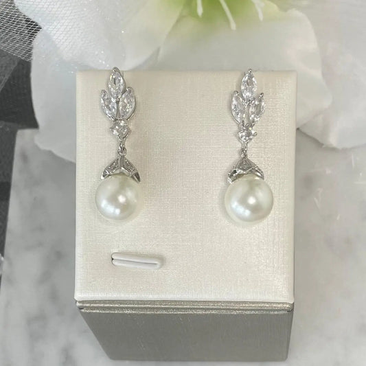 Elodie Crystal Pearl Earrings: Elegant Bridal Glamour.