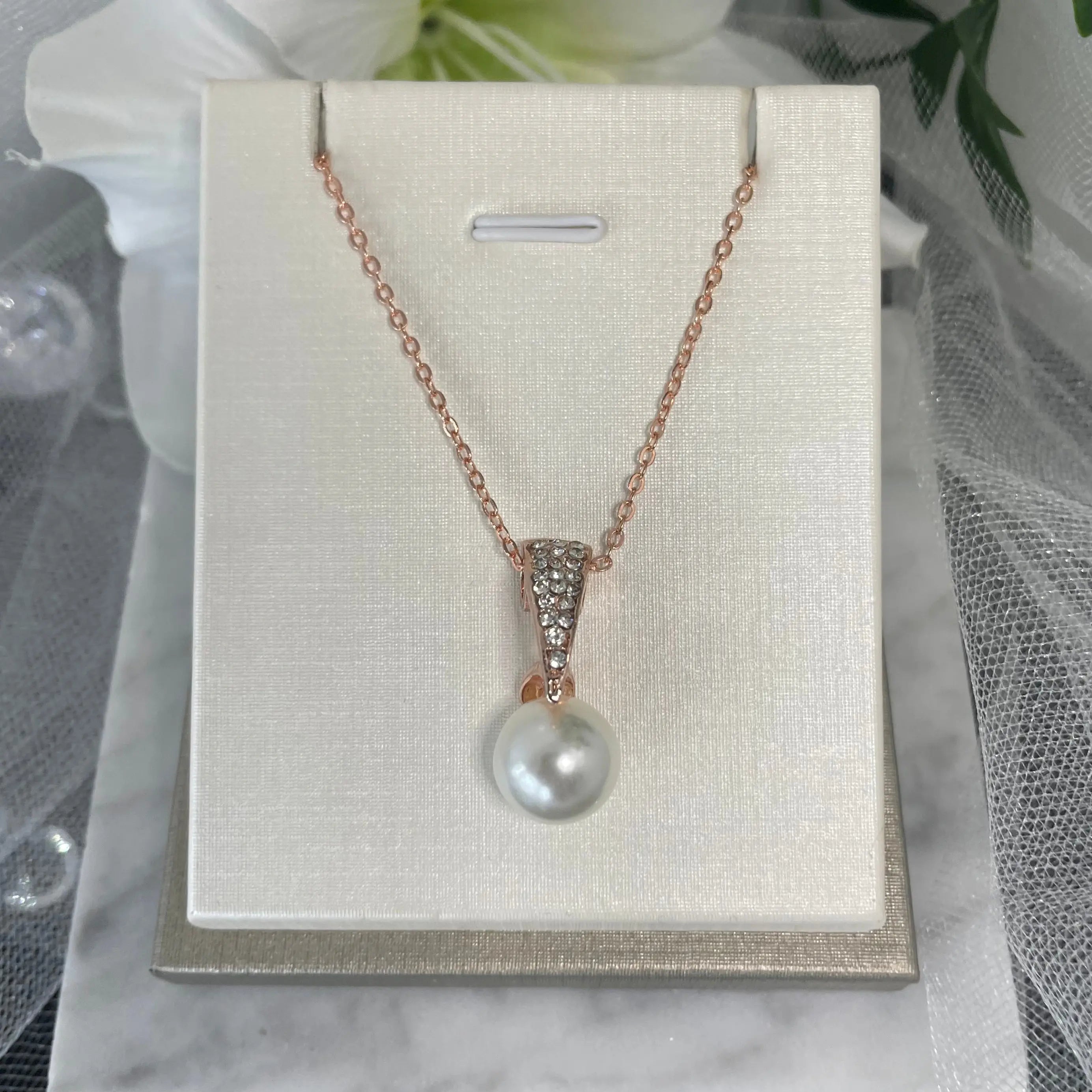 Fleur pearl mothers day necklace gold.