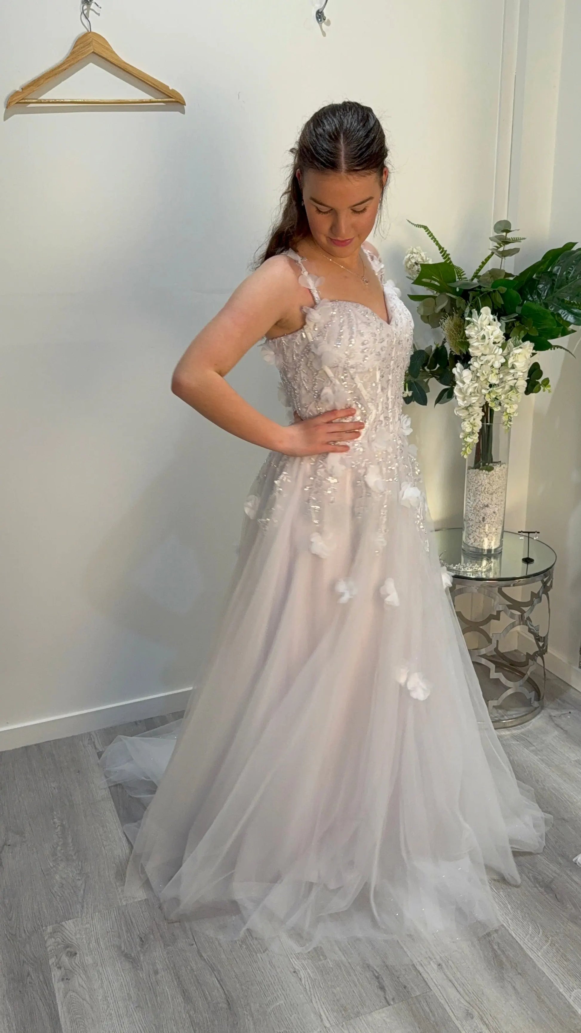 Woman wearing the Florence dress, slightly turned to the side.