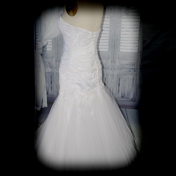 Amber Lace Wedding Dress with Sweetheart Neckline and Sleek Train"