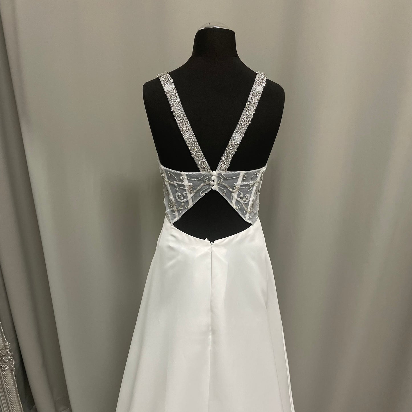 Elegant Deb Dress: Edith's V-neckline Debutante Gown