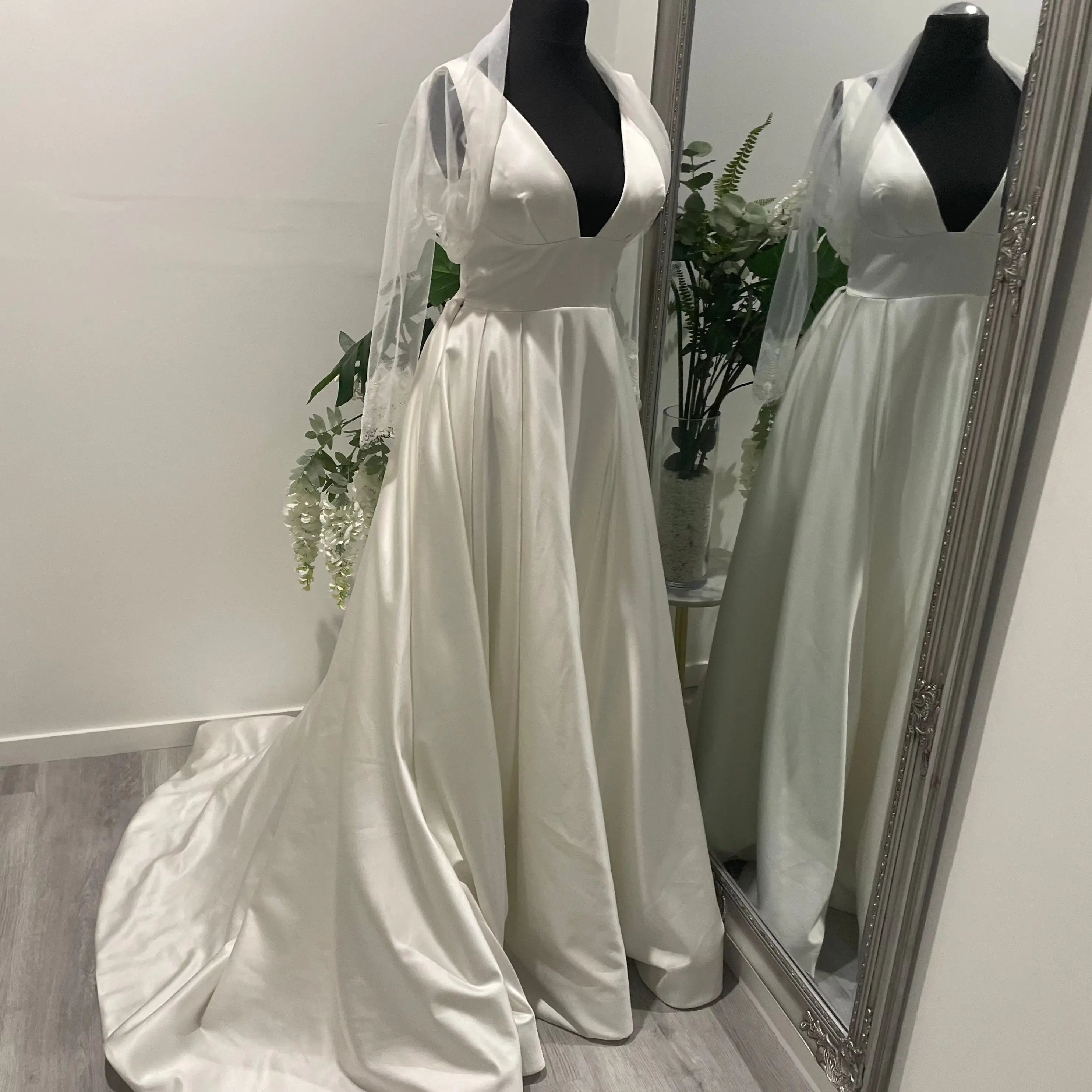 Julia Lace Wedding Bolero – Elegant Sleeved Design.