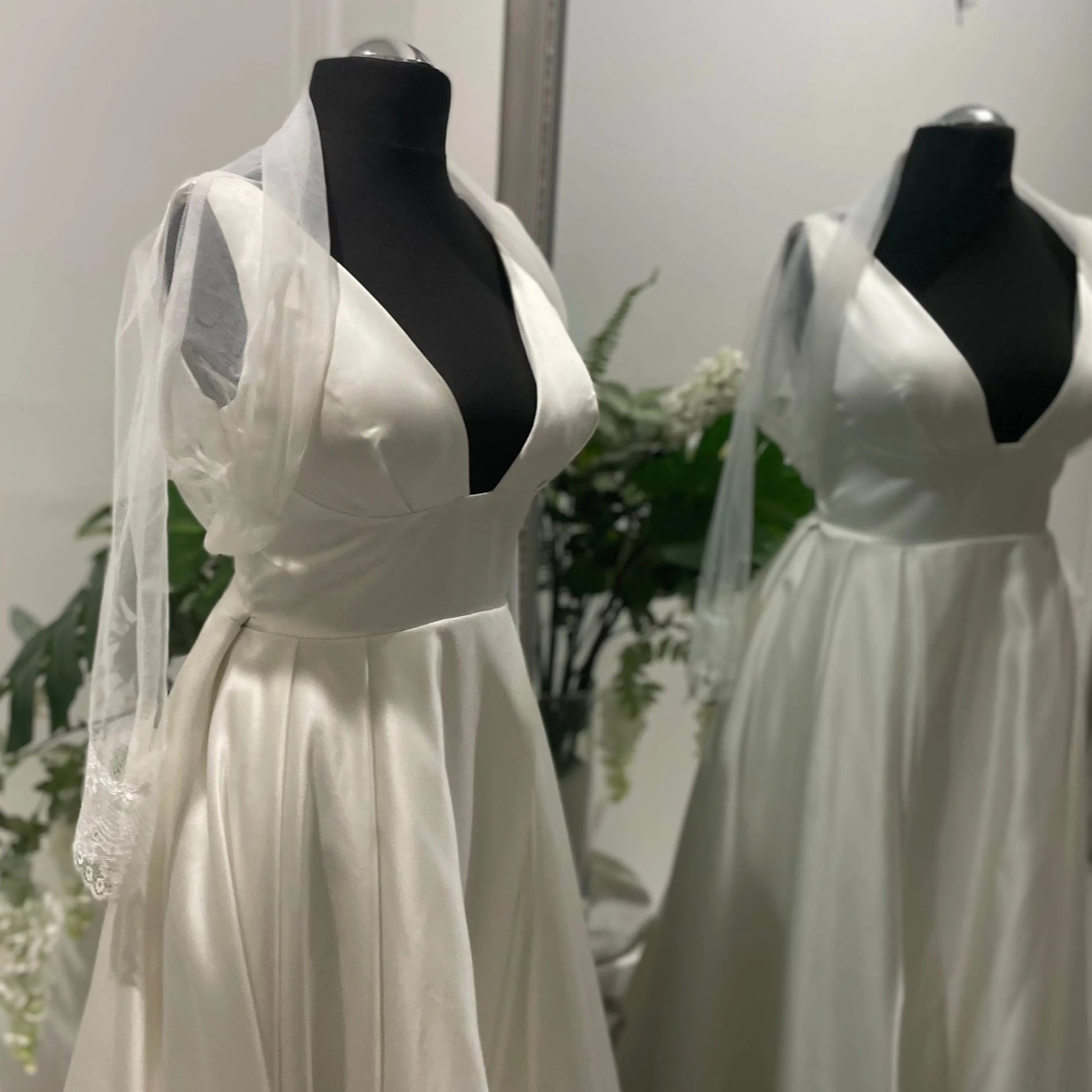 Julia Lace Wedding Bolero – Elegant Sleeved Design.