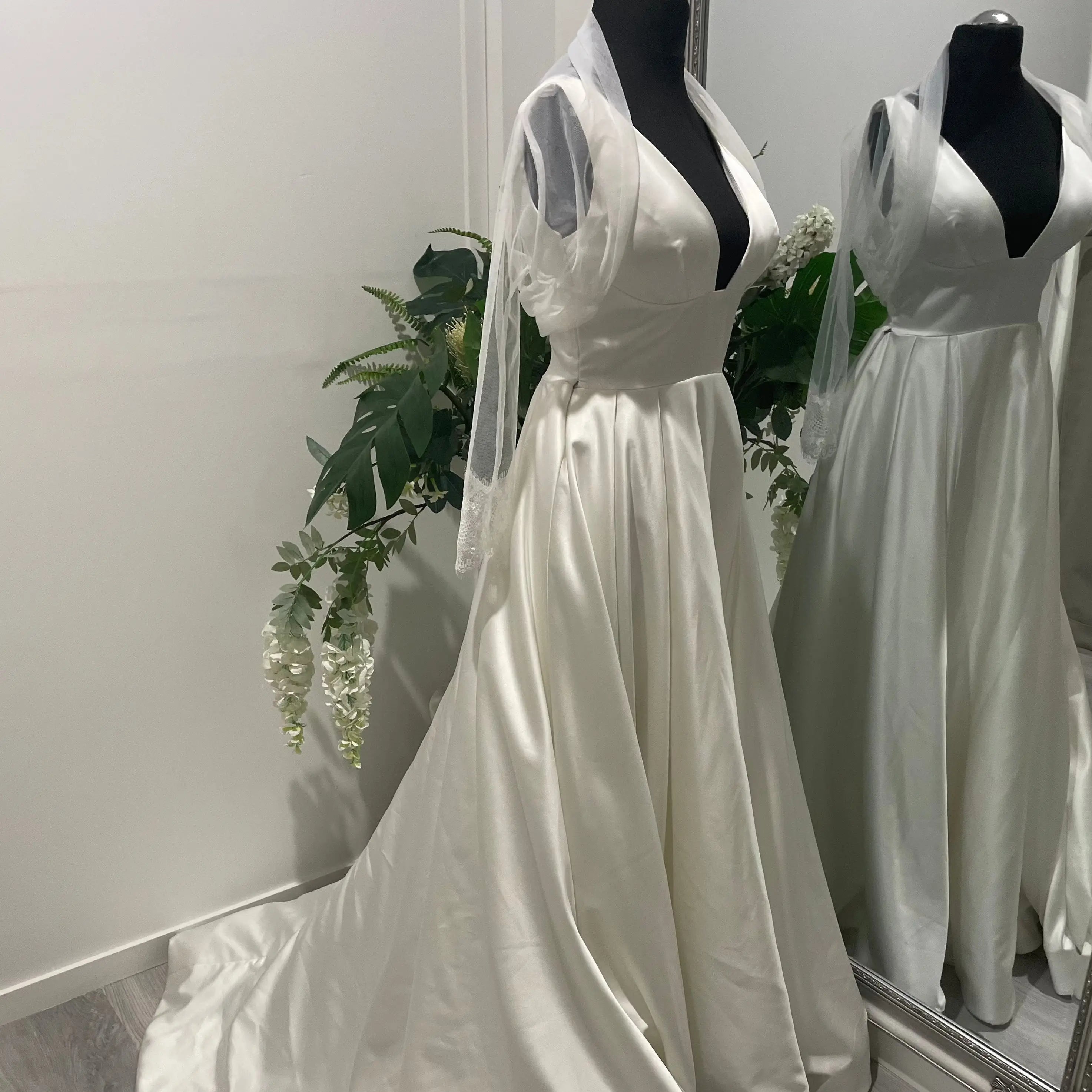 Julia Lace Wedding Bolero – Elegant Sleeved Design.