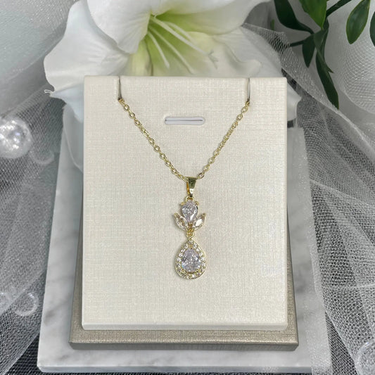 Kaia vintage wedding necklace.
