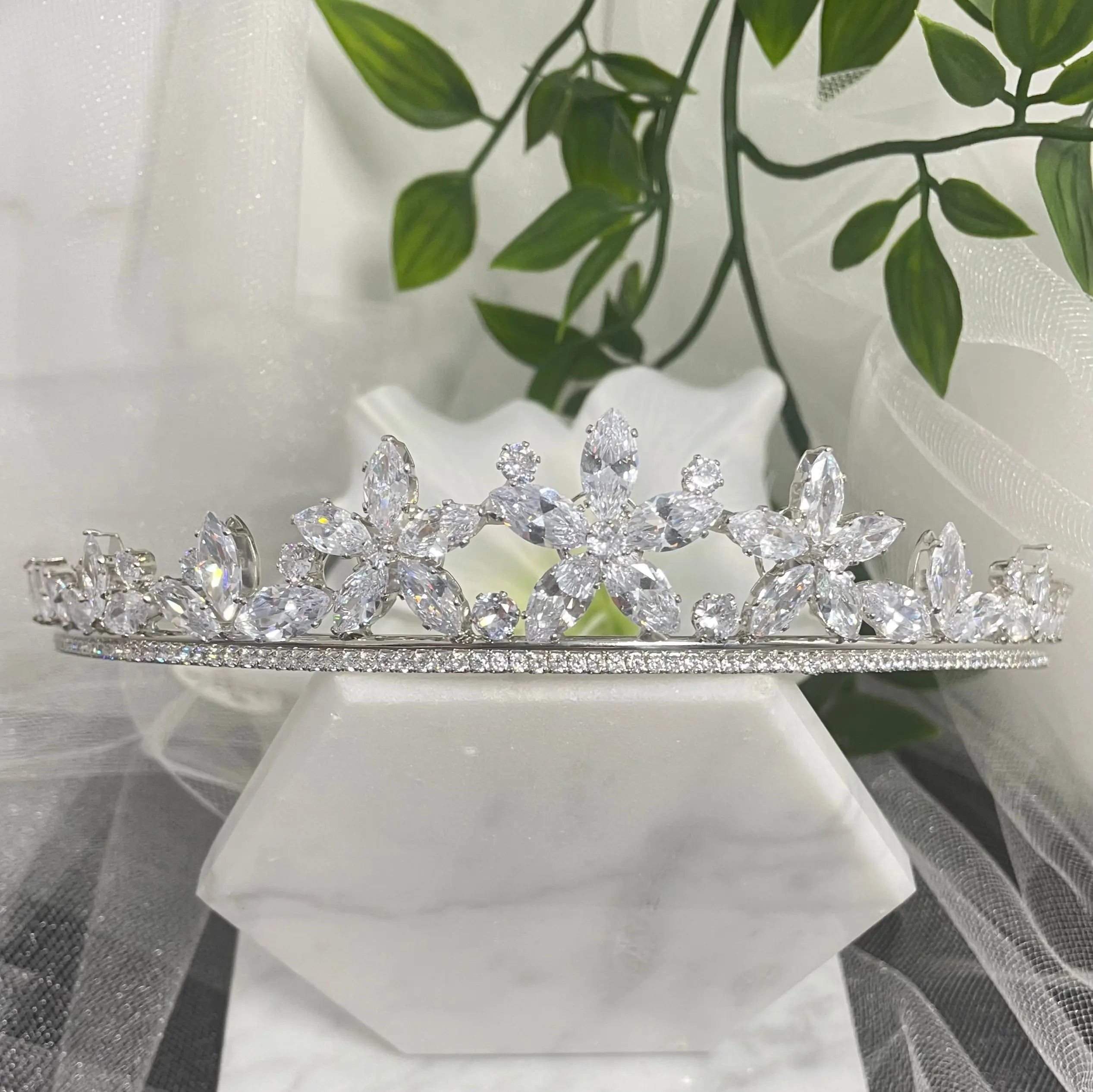 Katty Flower Headpiece Tiara: Elegance for Every Special Occasion.