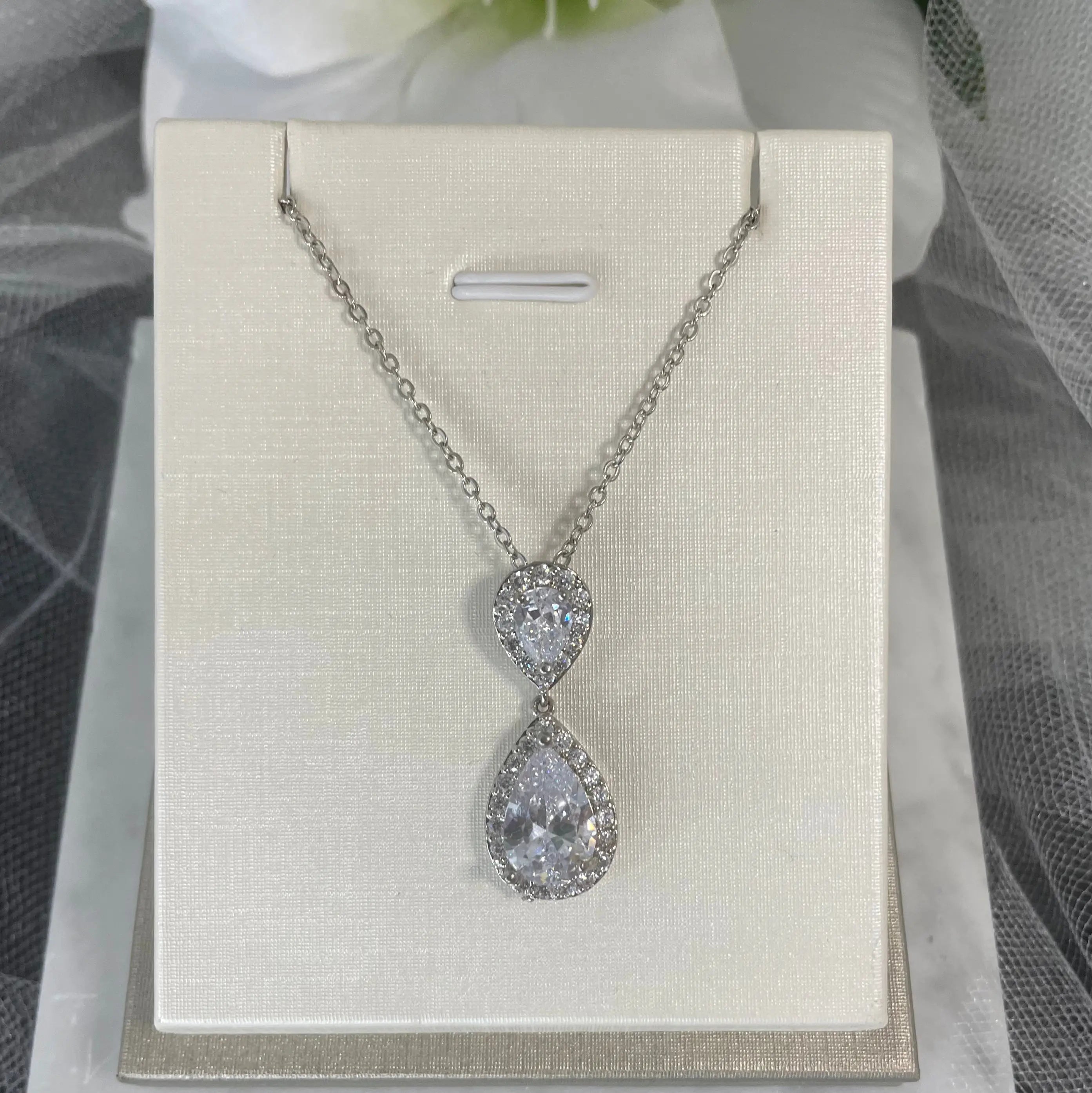 Leona Earring & Necklaces For Women.