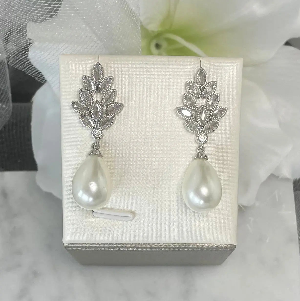 Mae vintage drop wedding earrings: The Epitome of Bridal Elegance.