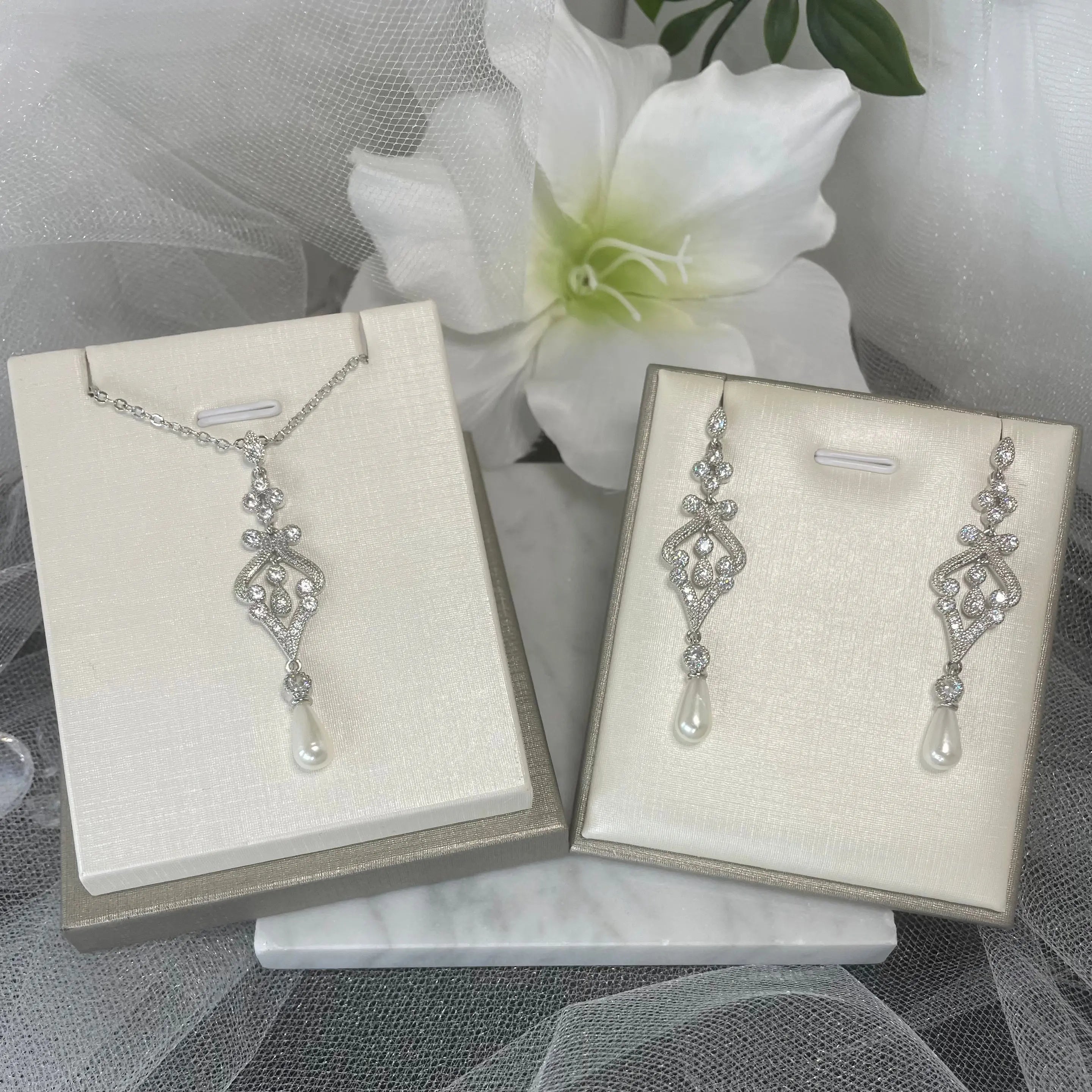 Maia pearl necklace and earring set for wedding: Indian Elegance & Classic Bridal Style.