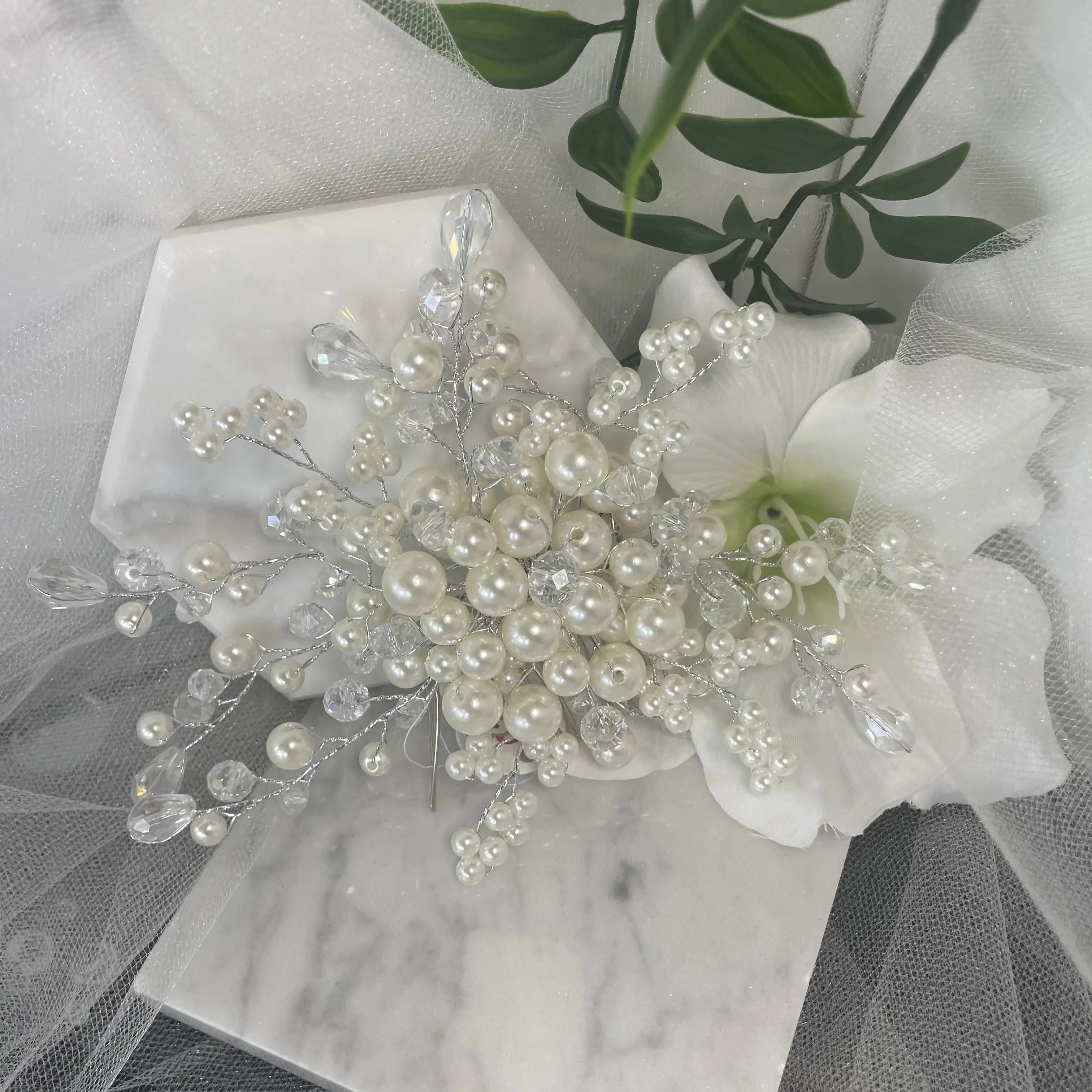 Mila Bridal Pearl Hair Comb: Crystal and Pearl Elegance.