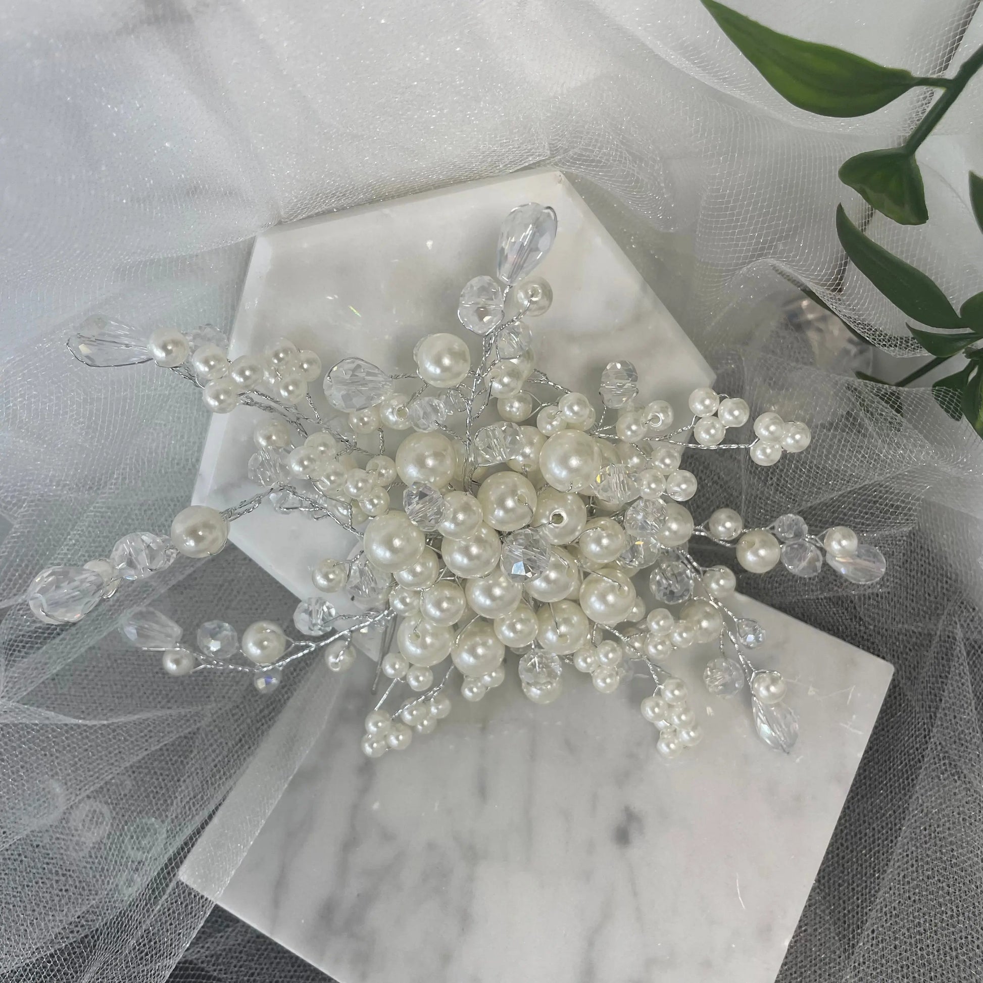 Mila Bridal Pearl Hair Comb: Crystal and Pearl Elegance.