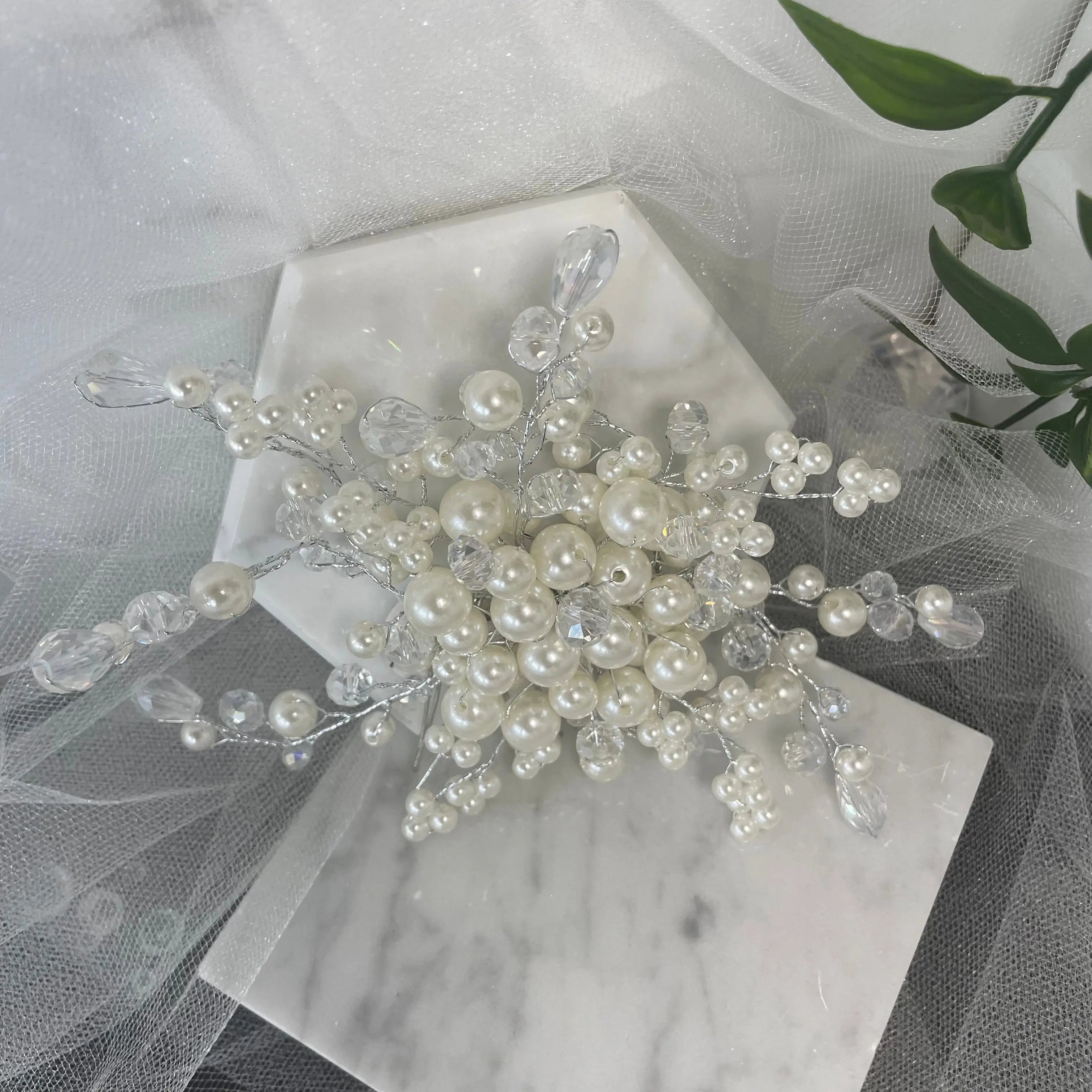 Mila Bridal Pearl Hair Comb: Crystal and Pearl Elegance.