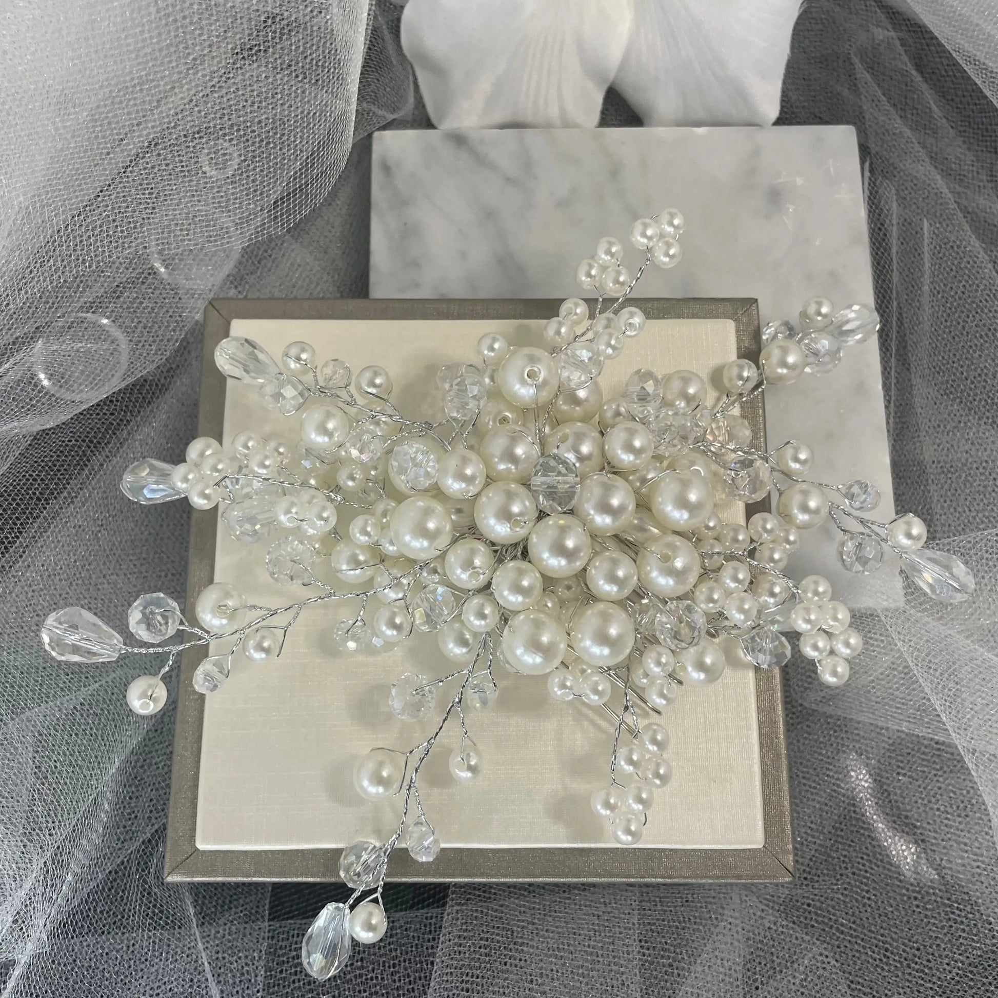 Mila Bridal Pearl Hair Comb: Crystal and Pearl Elegance.