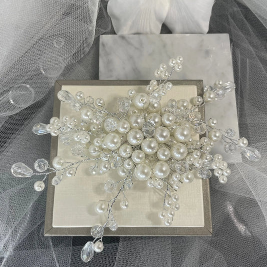 Mila Bridal Pearl Hair Comb: Crystal and Pearl Elegance.