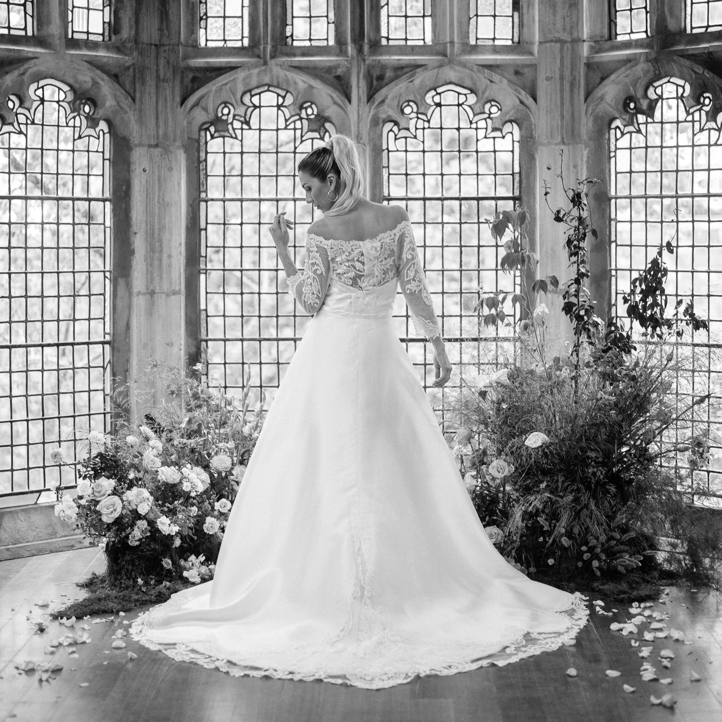 Summer wedding dress with a lace-adorned sweetheart neckline, detachable sleeves, and a flowing train.