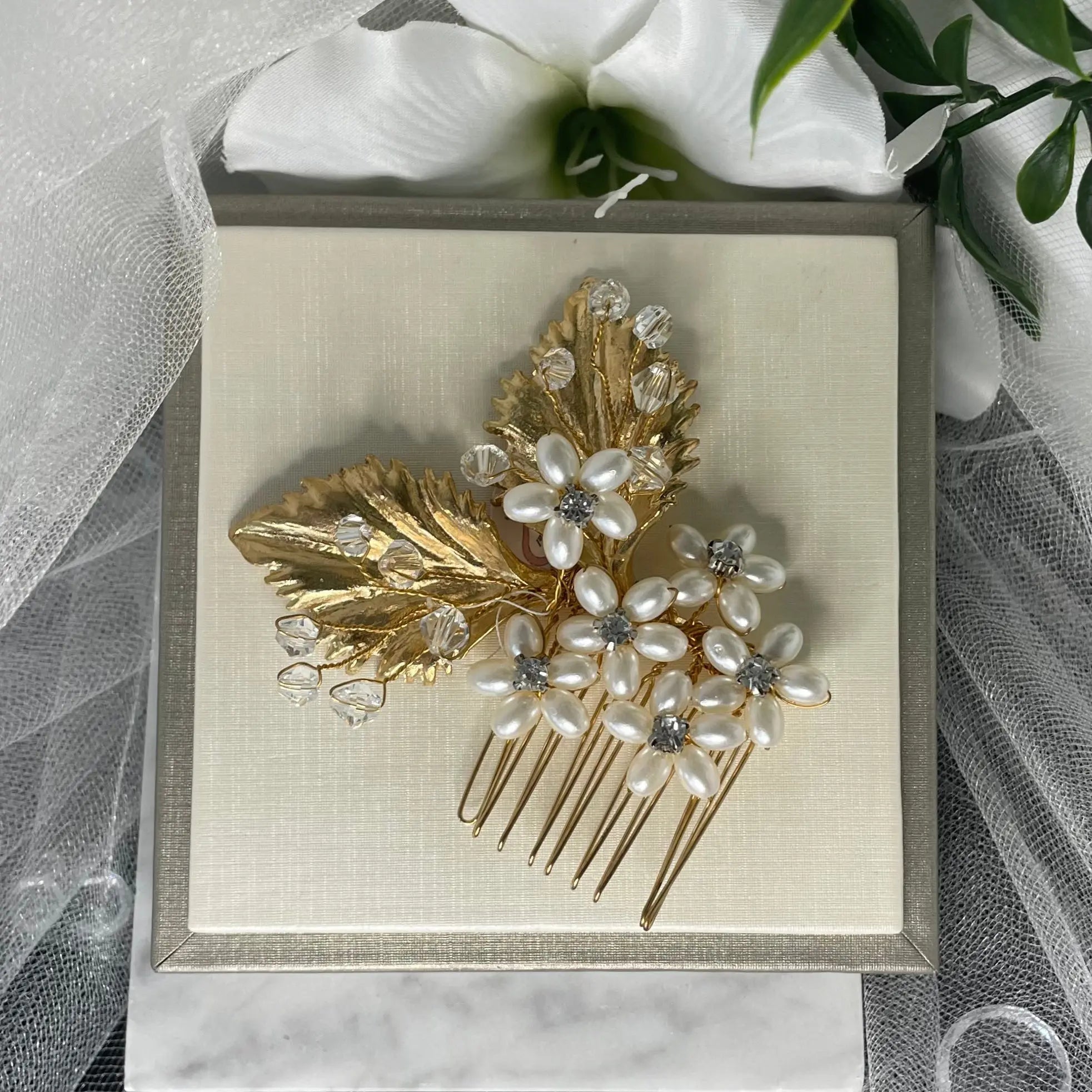 Salina Crystal and Pearl Hair Comb: Luxurious vintage bridal hair accessories.