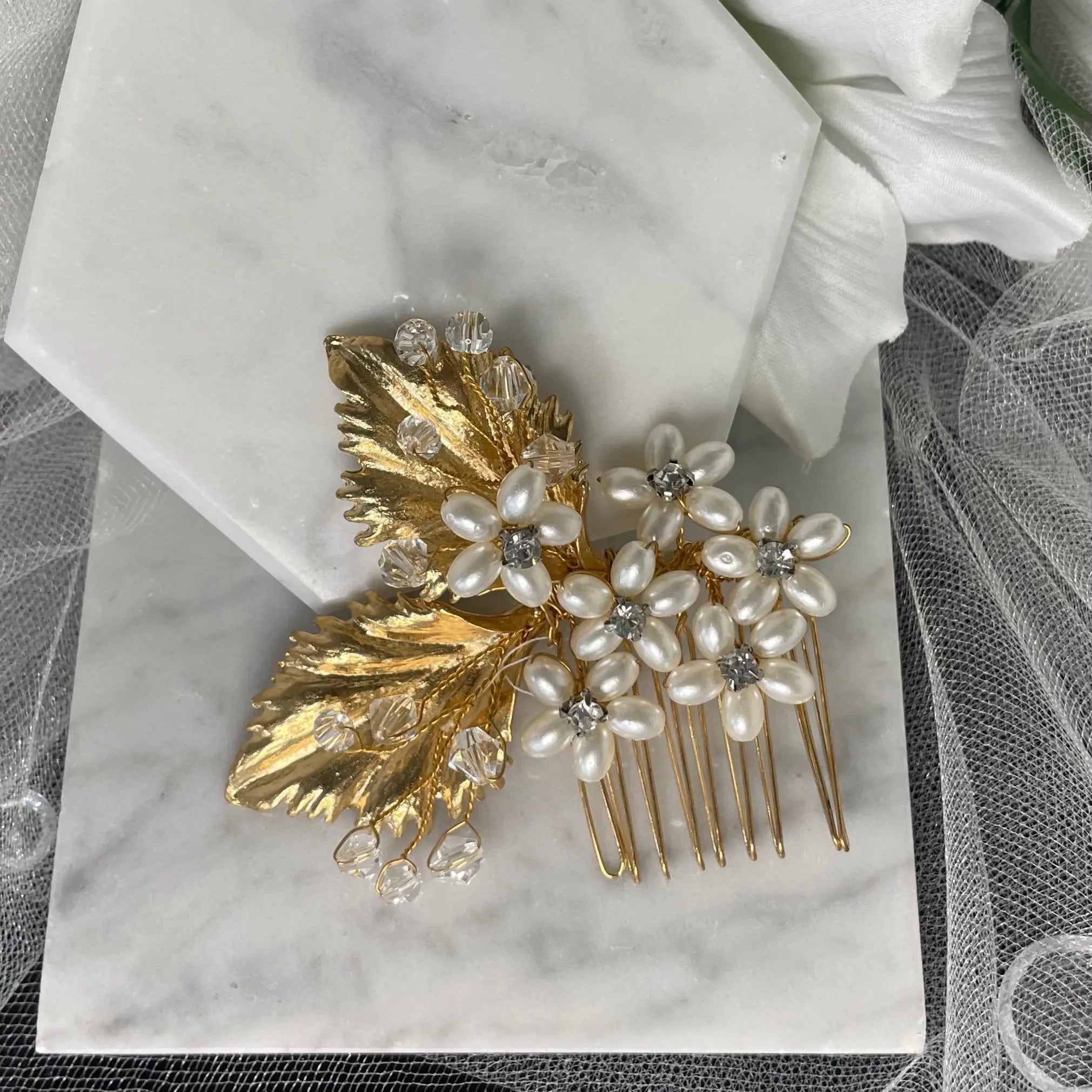 Salina Crystal and Pearl Hair Comb: Luxurious vintage bridal hair accessories.