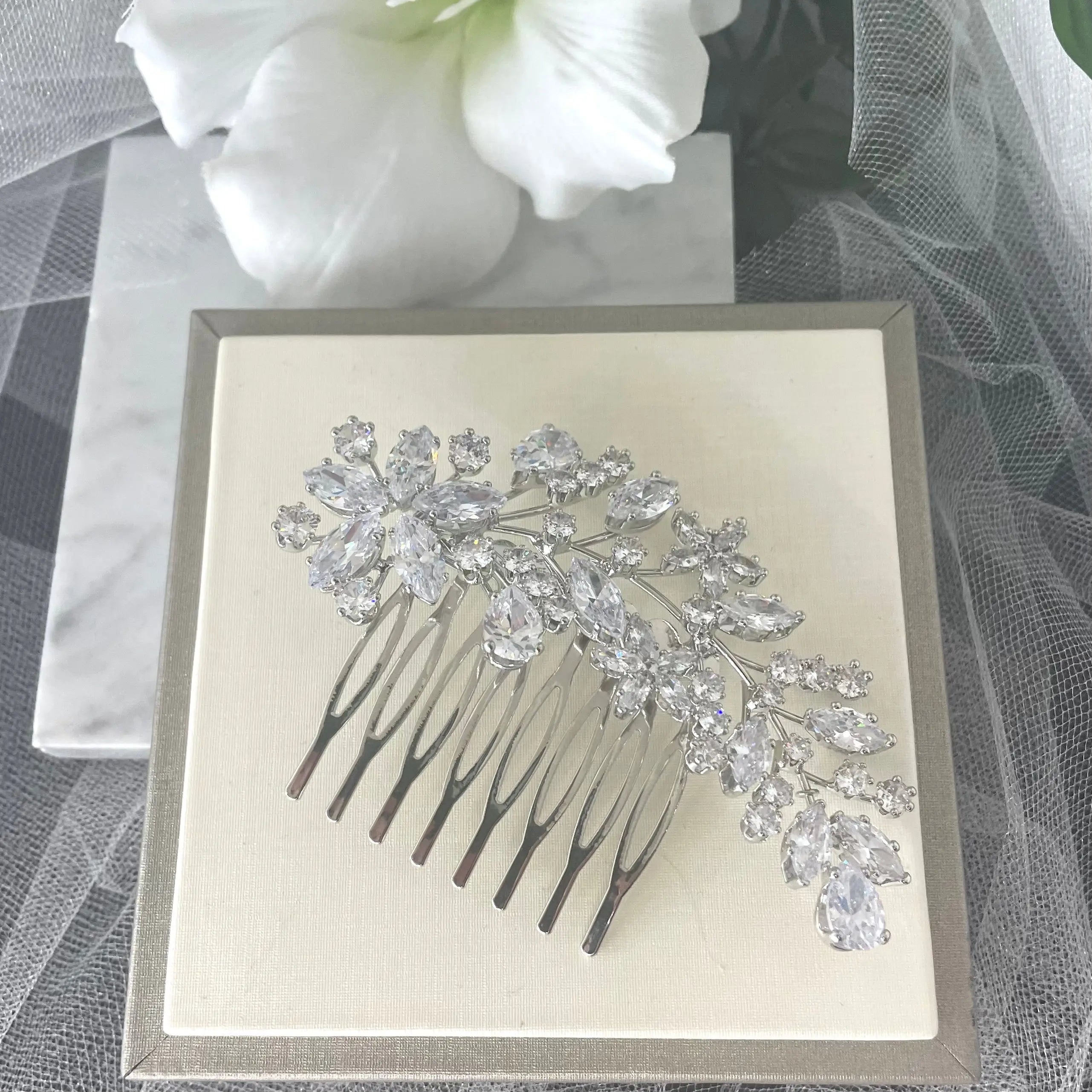 Sally Crystal Bridal Hair Comb: Sparkling Wedding Elegance.