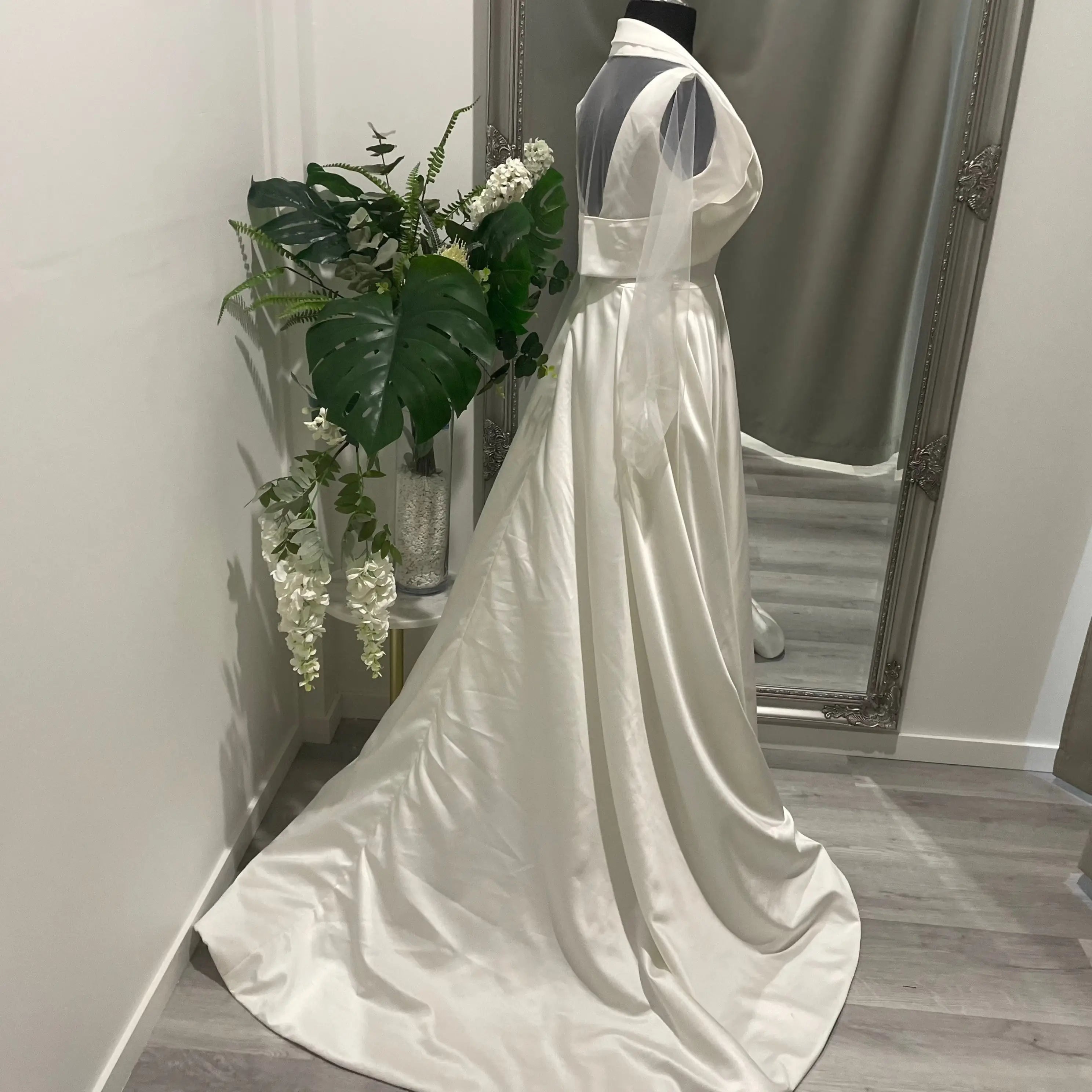 Talia Wedding Bolero – Elegance with Sleeves for Your Wedding Day.